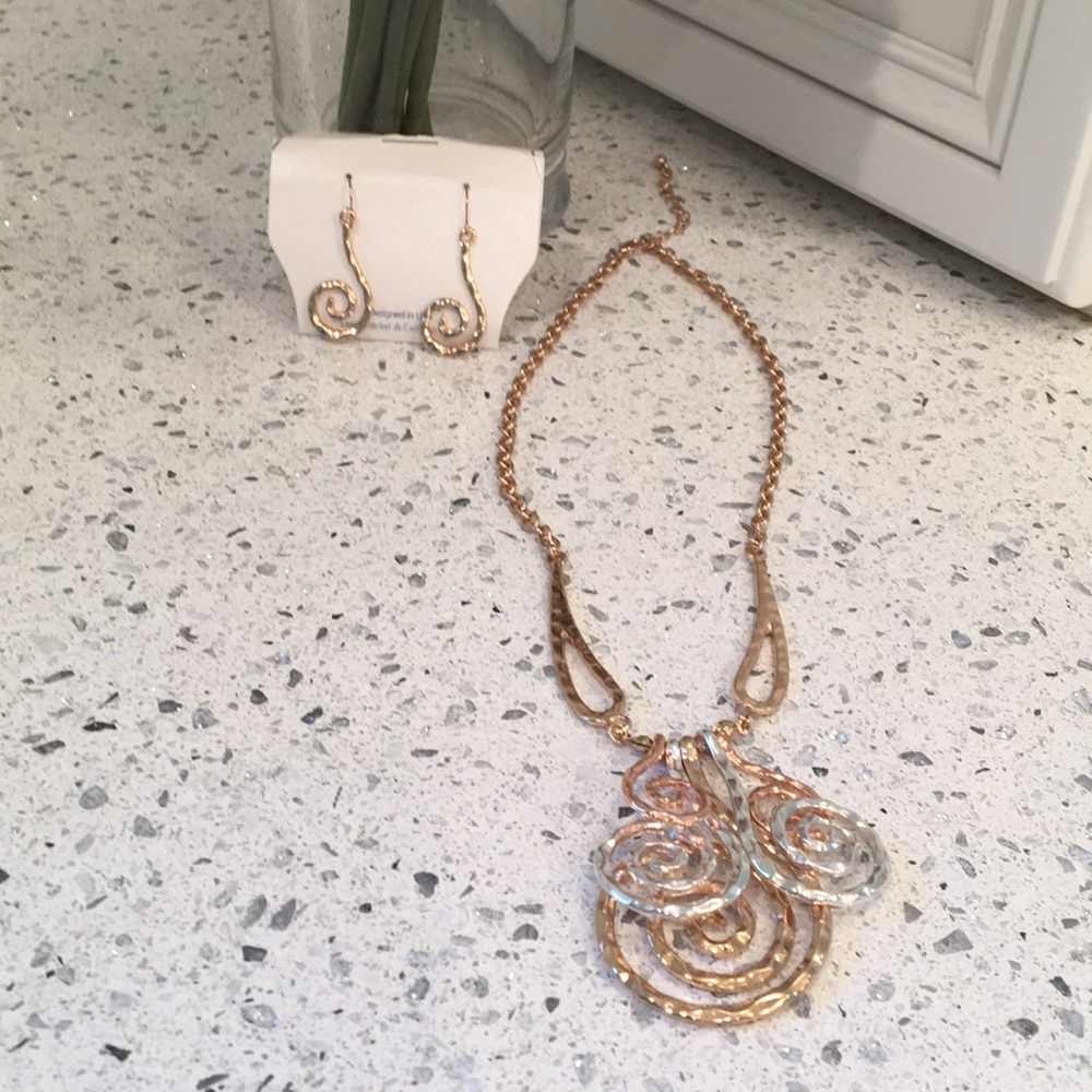 Tri colored necklace w matching pierced earrings